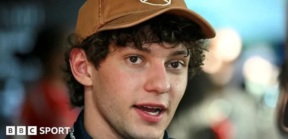 Jeune homme portant une casquette Mercedes en interview
