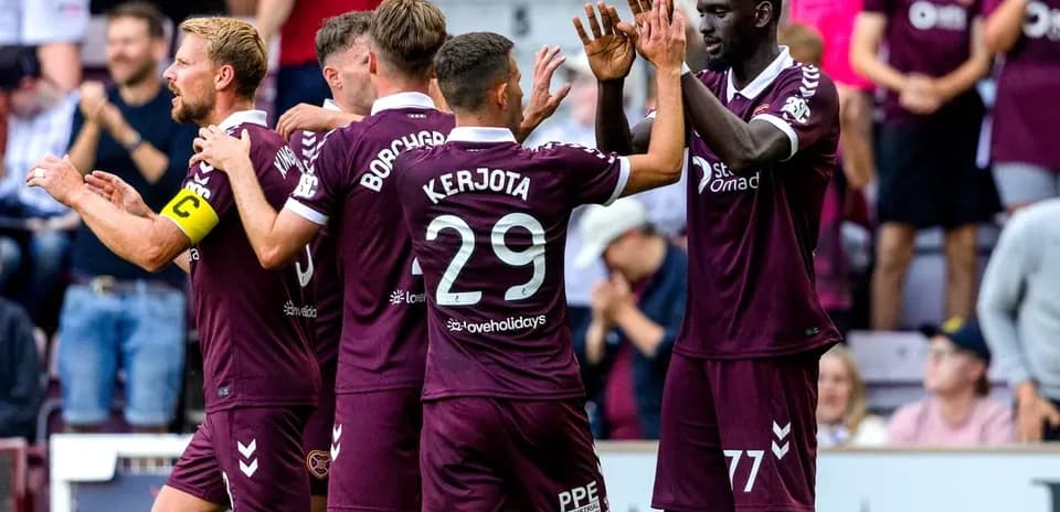 Joueurs de Heart Of Midlothian célébrant un but