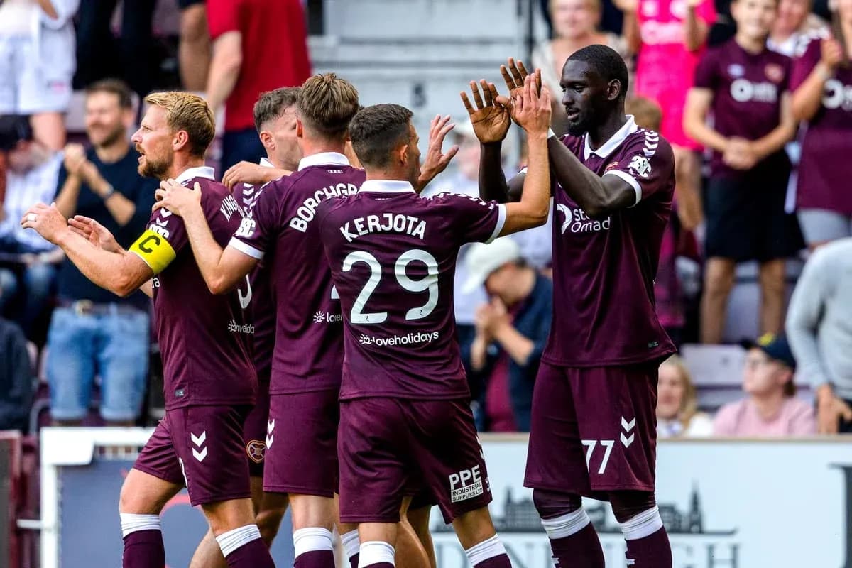 Joueurs de Heart Of Midlothian célébrant un but
