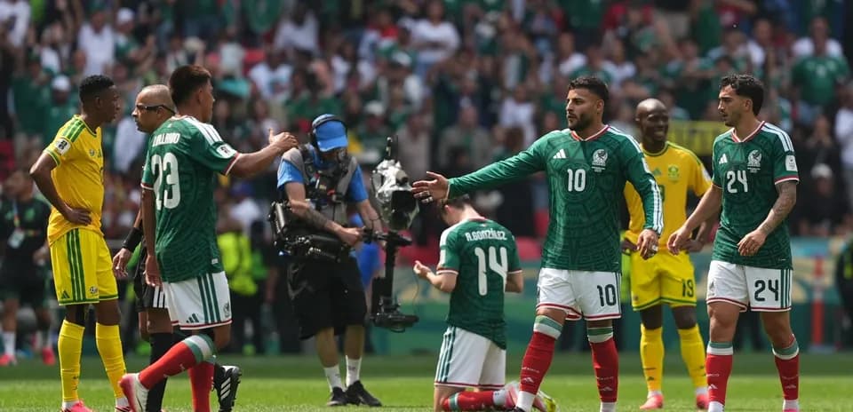 Joueurs du Mexique célébrant un but contre l'Afrique du Sud