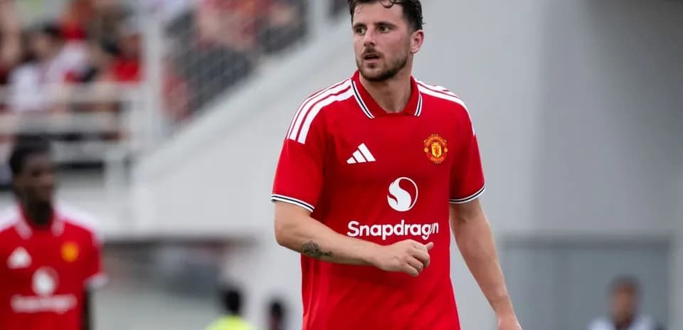 Joueur de Manchester United en maillot rouge sur le terrain