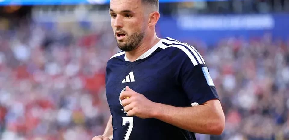Joueur courant sur le terrain pendant un match