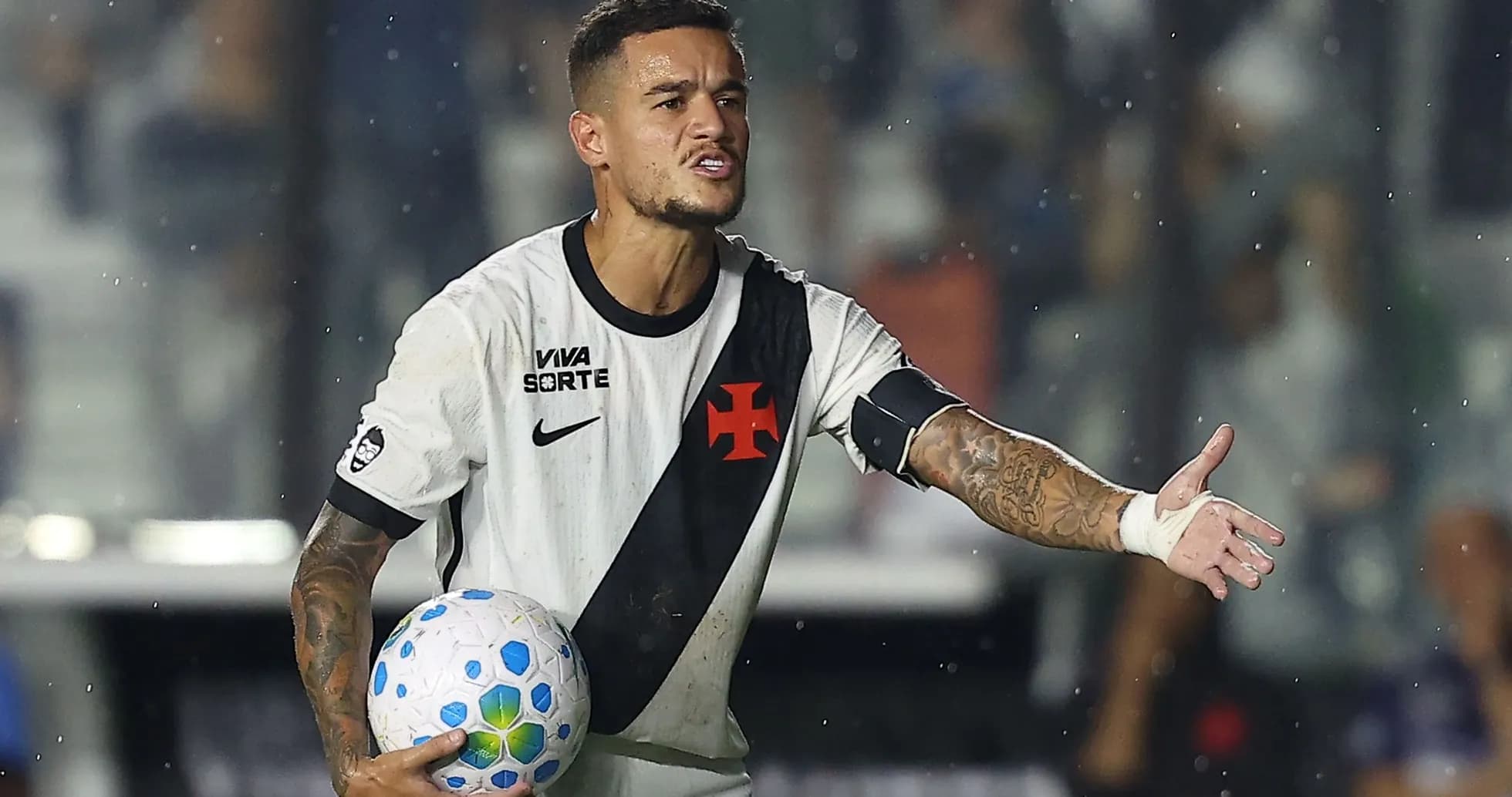 Joueur de football avec un ballon, donnant des instructions