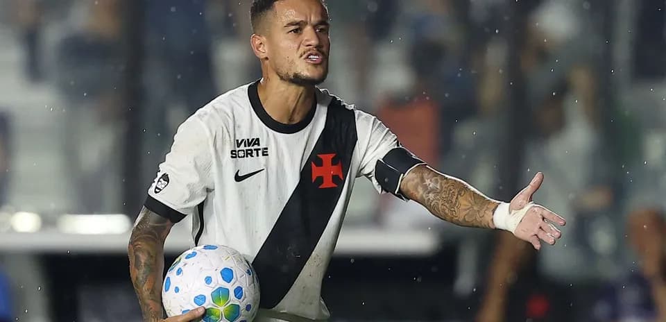 Joueur de football avec un ballon, donnant des instructions