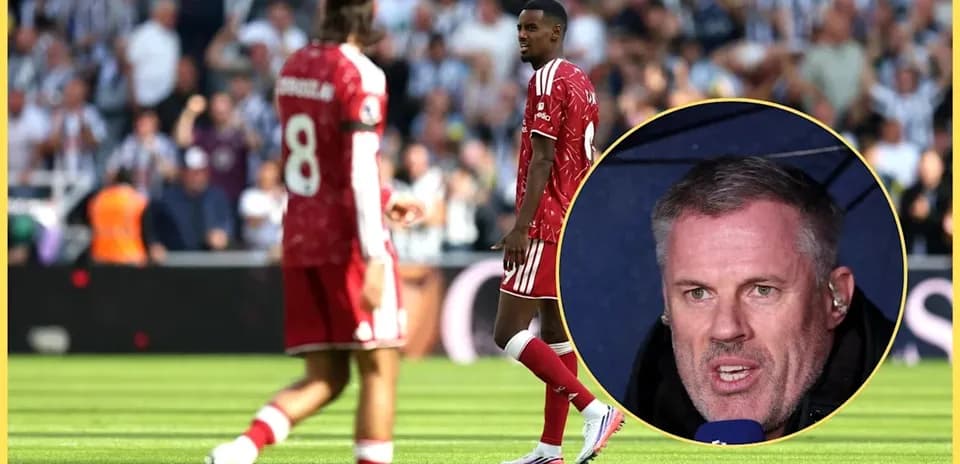 Joueurs de Liverpool marchant sur le terrain, Jamie Carragher en interview