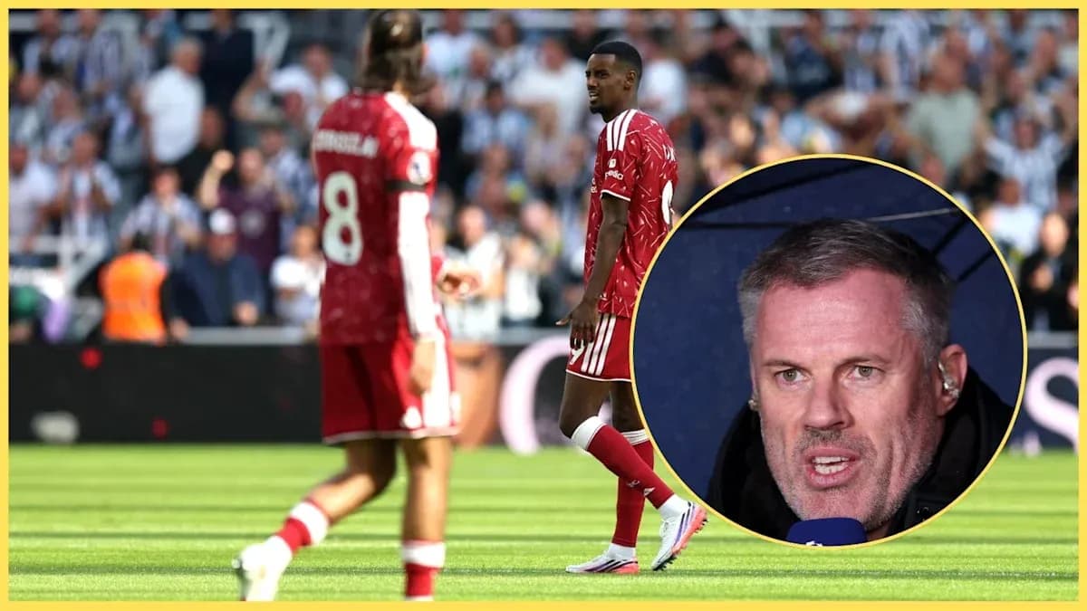 Joueurs de Liverpool marchant sur le terrain, Jamie Carragher en interview