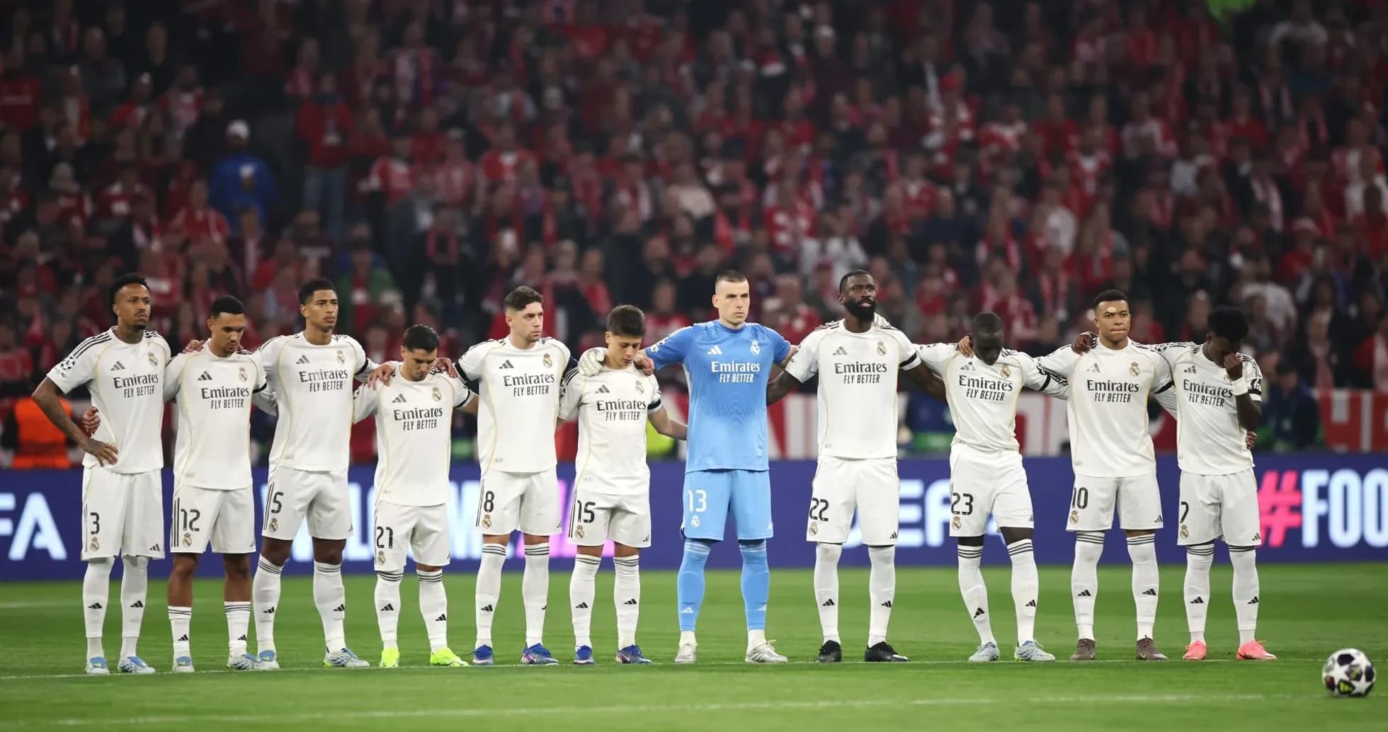 Joueurs du Real Madrid en ligne pendant l'hymne