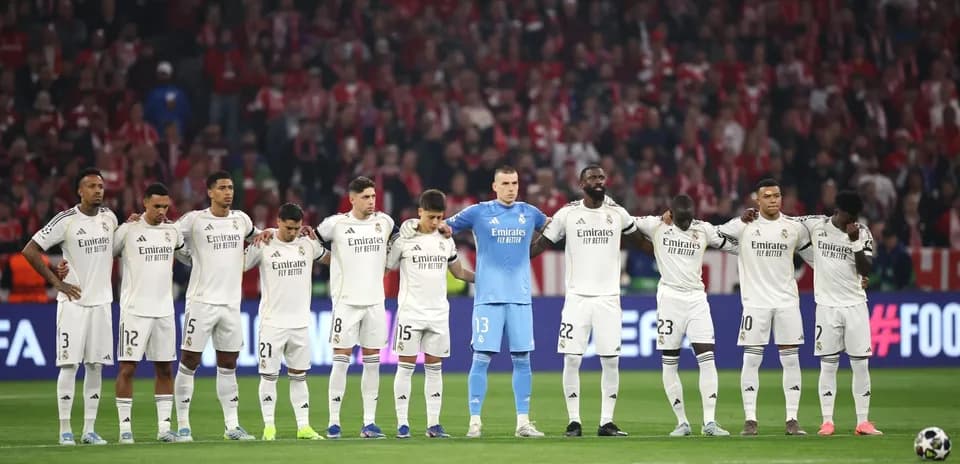 Joueurs du Real Madrid en ligne pendant l'hymne