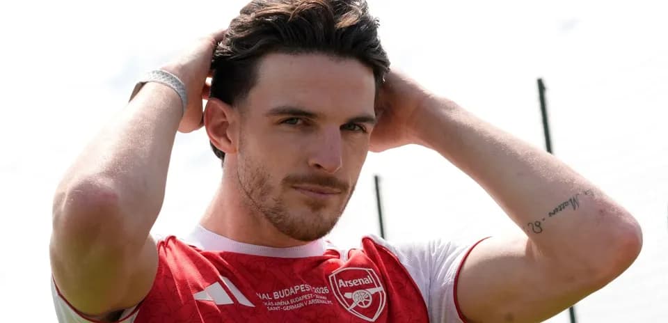 Joueur d'Arsenal ajustant ses cheveux pendant l'entraînement