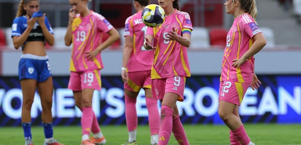 Joueuses discutant sur le terrain après un match