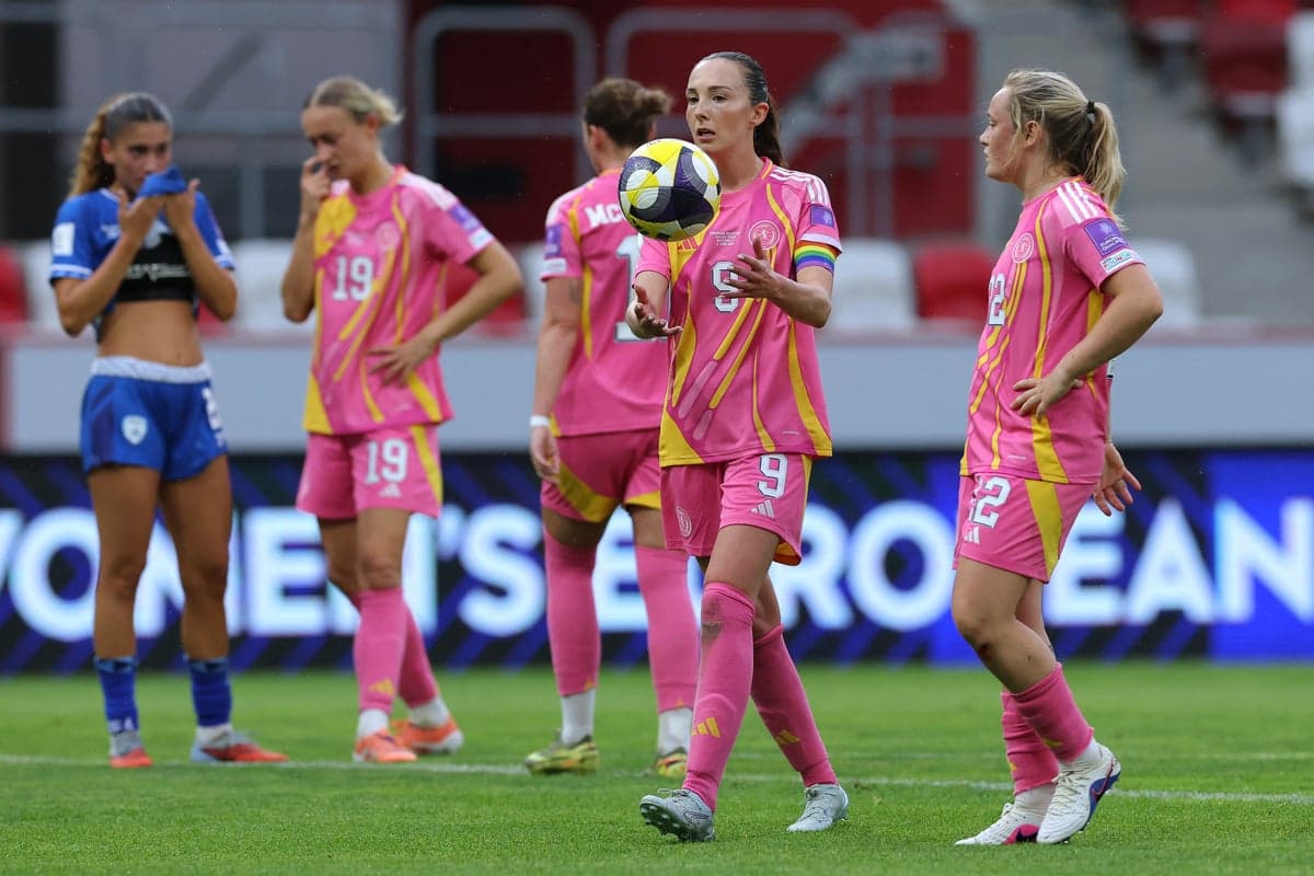 Joueuses discutant sur le terrain après un match