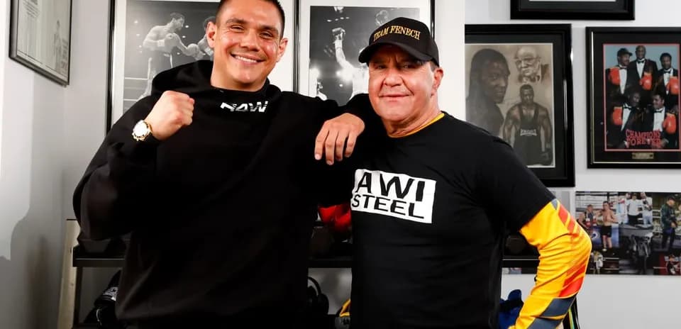 Boxeur et entraîneur posant dans une salle d'entraînement