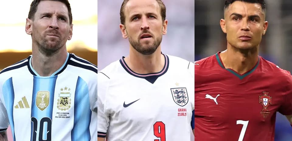Trois footballeurs en maillots de leurs équipes nationales