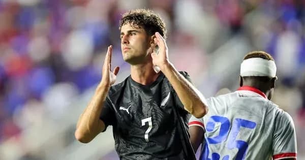 Joueur en noir célébrant sur le terrain de football