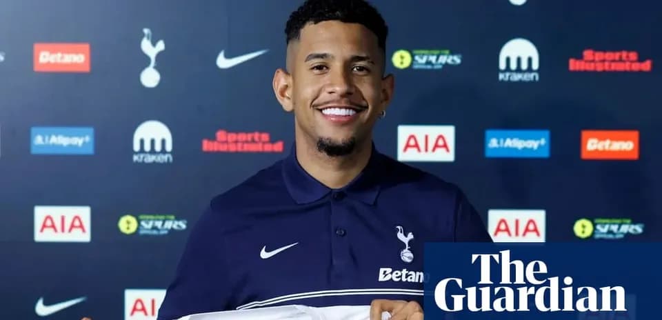Joueur présentant le maillot de Tottenham Hotspur