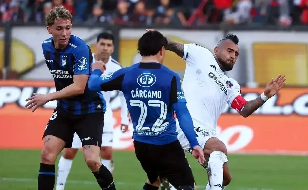 Joueurs en action lors de Huachipato vs Colo Colo