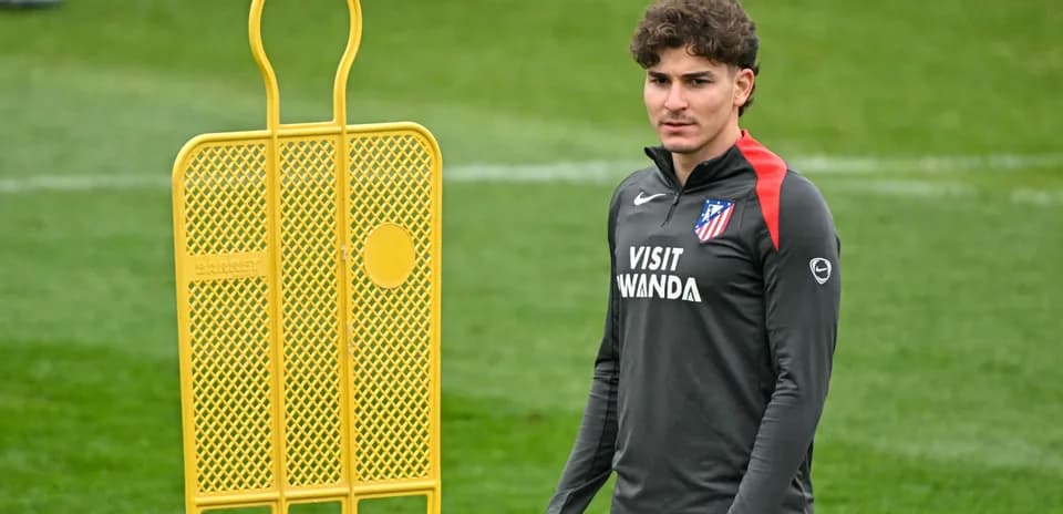 Joueur d'Atlético Madrid près d'un mannequina d'entraînement