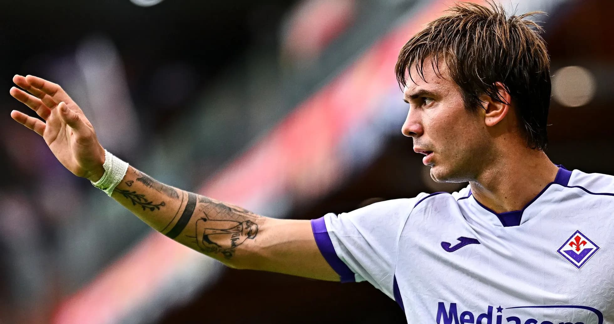 Joueur de la Fiorentina levant la main pendant le match