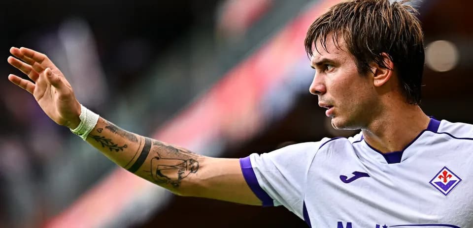 Joueur de la Fiorentina levant la main pendant le match
