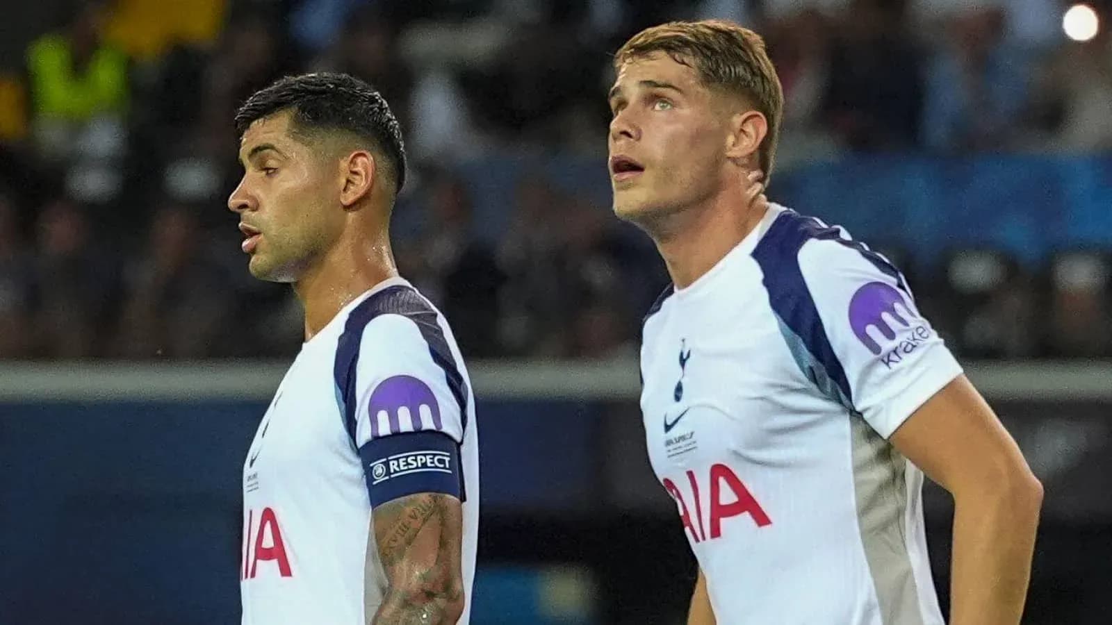 Deux joueurs de Tottenham en action sur le terrain