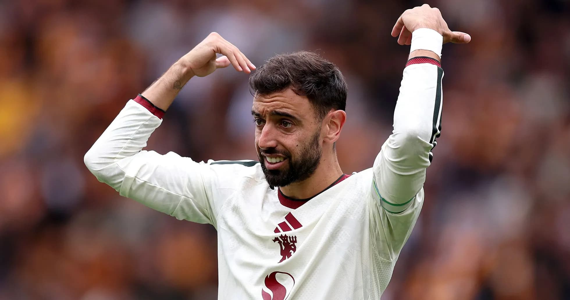 Joueur levant les bras sur le terrain de football