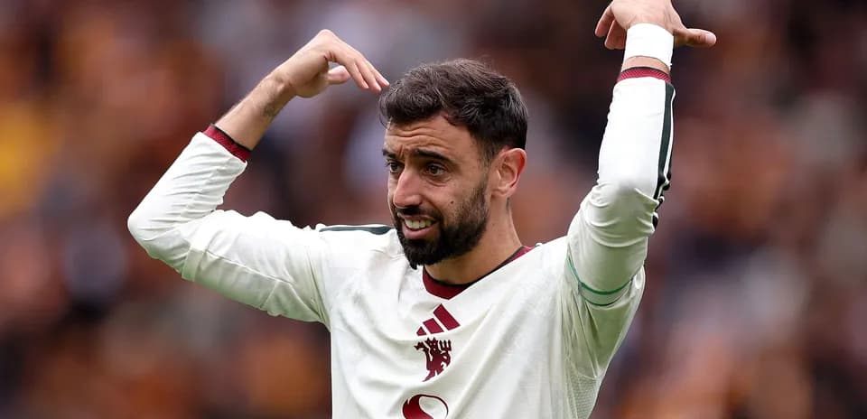 Joueur levant les bras sur le terrain de football