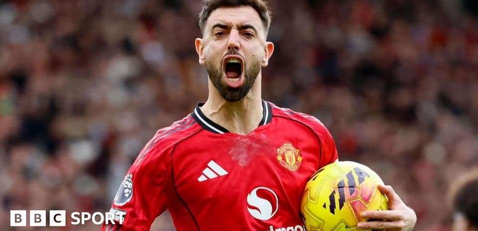 Joueur de Manchester United célébrant avec le ballon