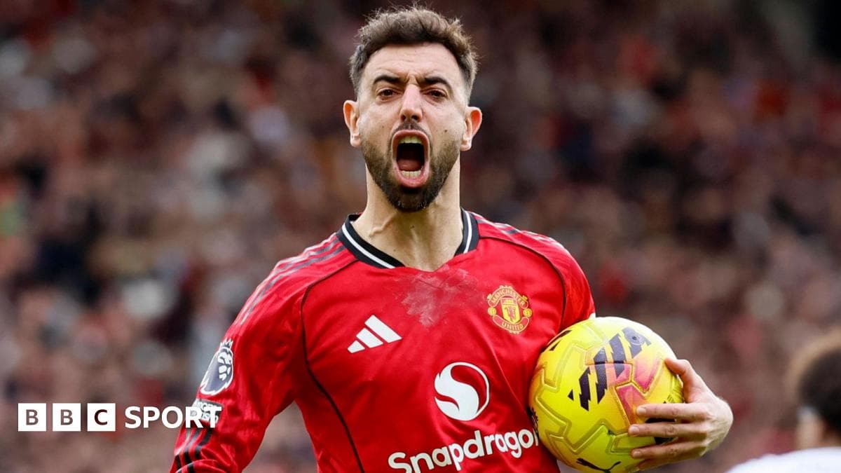 Joueur de Manchester United célébrant avec le ballon