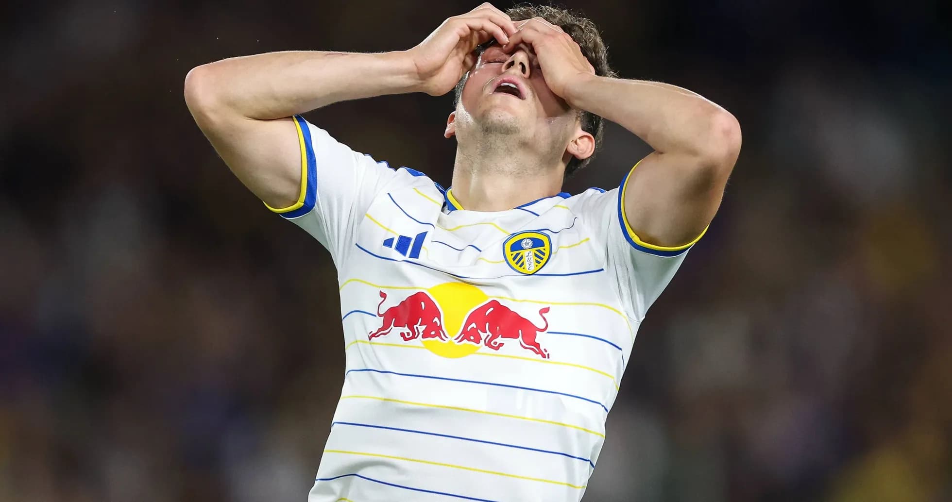 Joueur de Leeds United se tenant le visage après une action