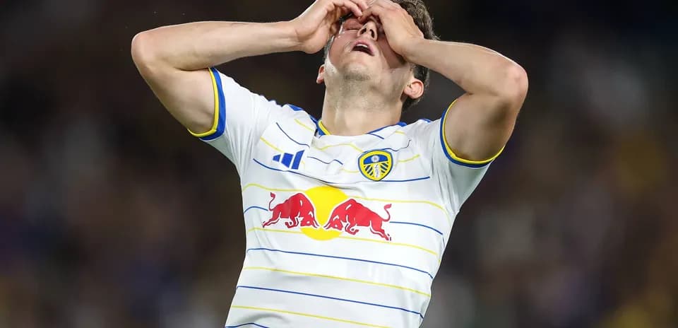 Joueur de Leeds United se tenant le visage après une action