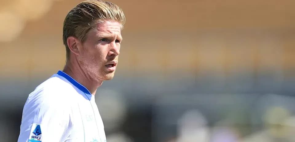 Joueur en tenue blanche sur le terrain de football