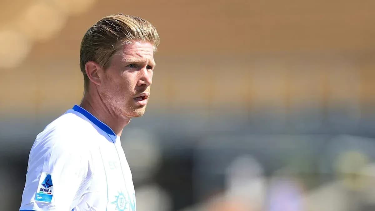Joueur en tenue blanche sur le terrain de football