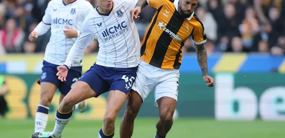 Deux joueurs se disputant le ballon sur le terrain