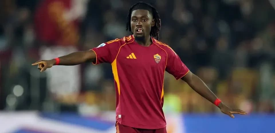 Joueur de l'AS Roma indiquant une direction sur le terrain