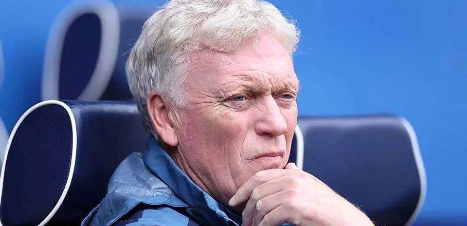 Entraîneur pensif sur le banc de touche