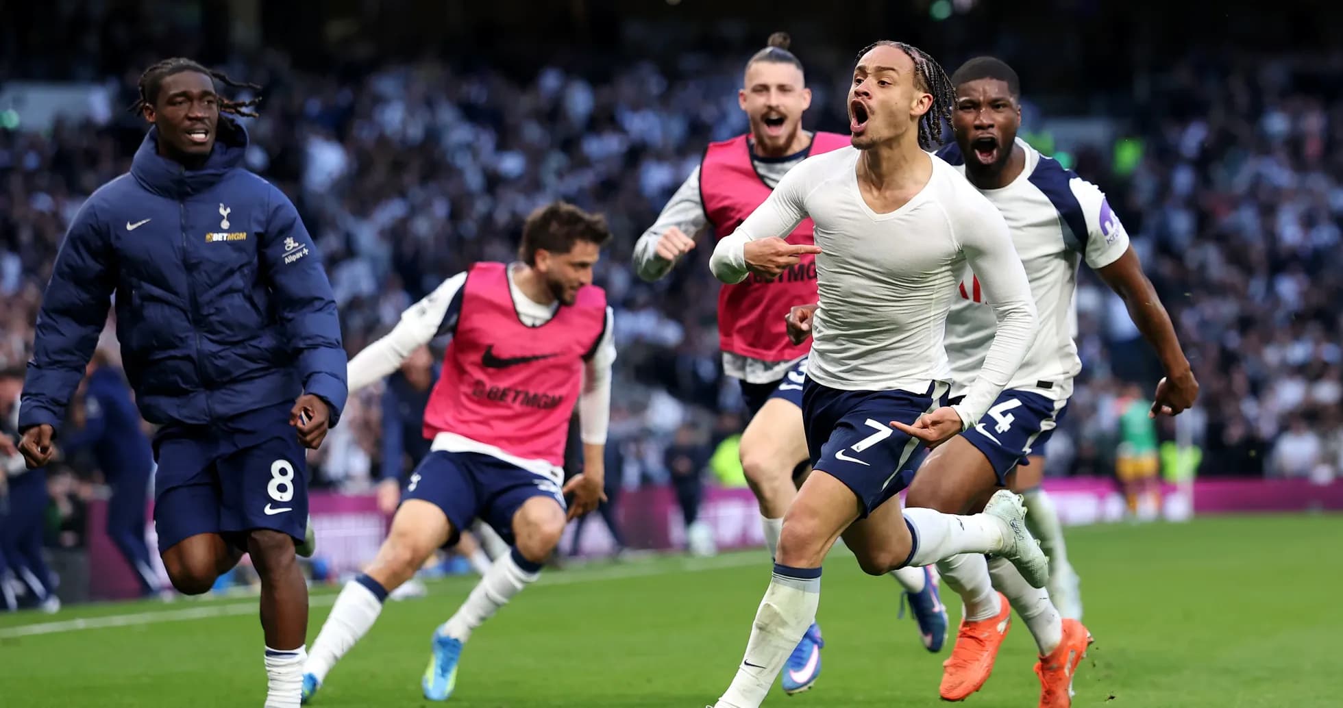 Joueurs de Tottenham célébrant un but