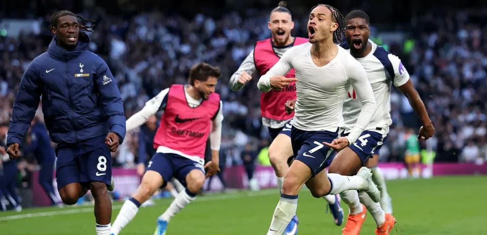 Joueurs de Tottenham célébrant un but
