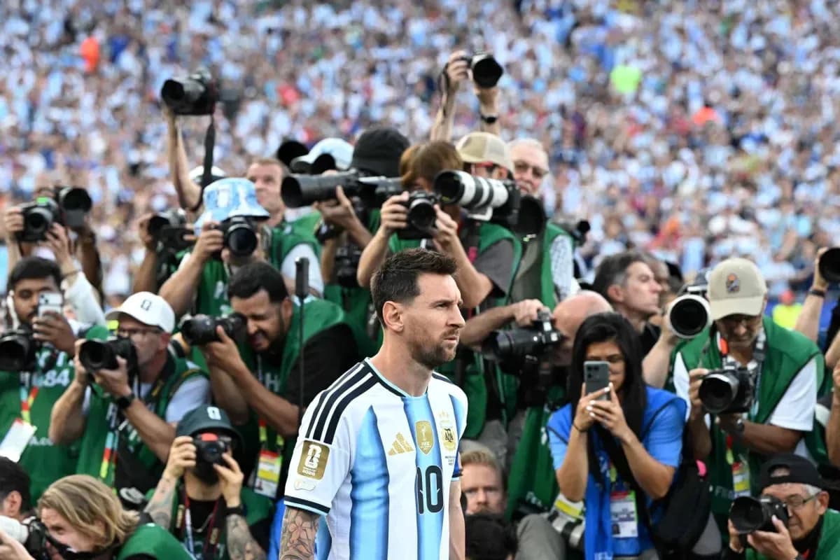 Lionel Messi surrounded by photographers during match