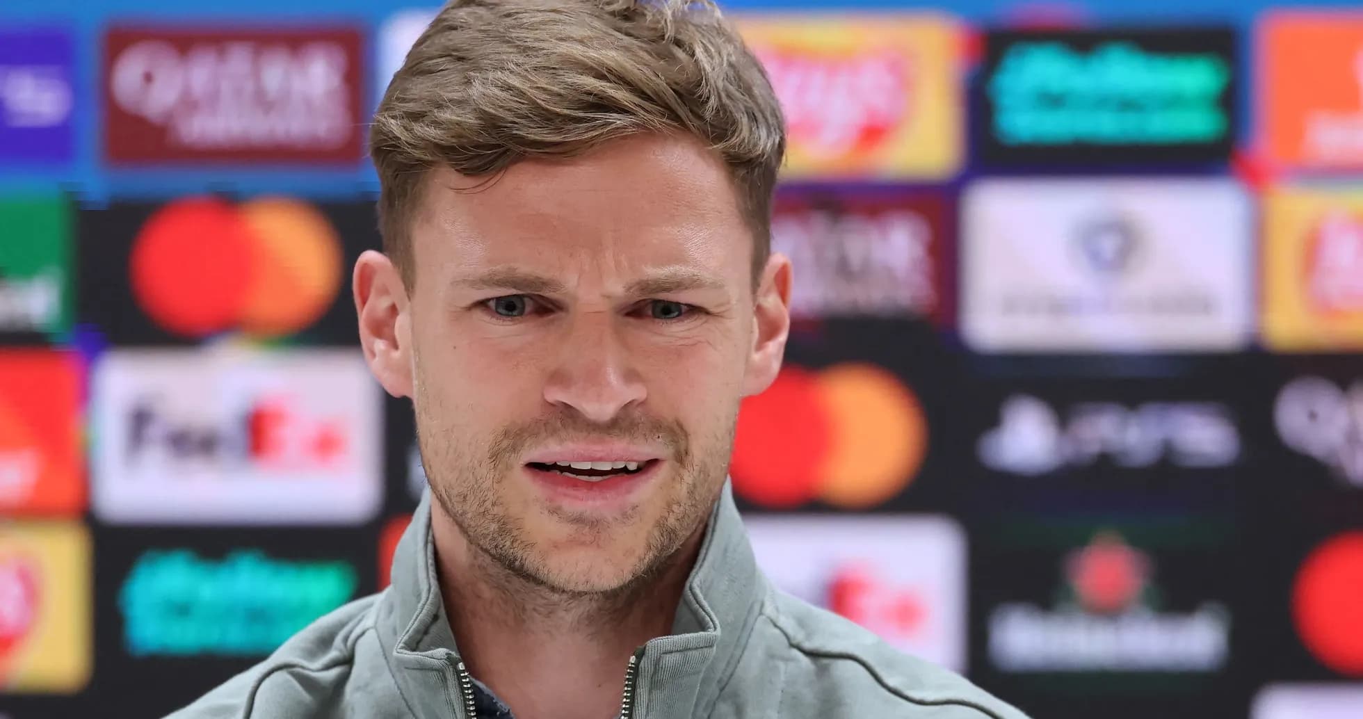 Conférence de presse avec un homme parlant au micro