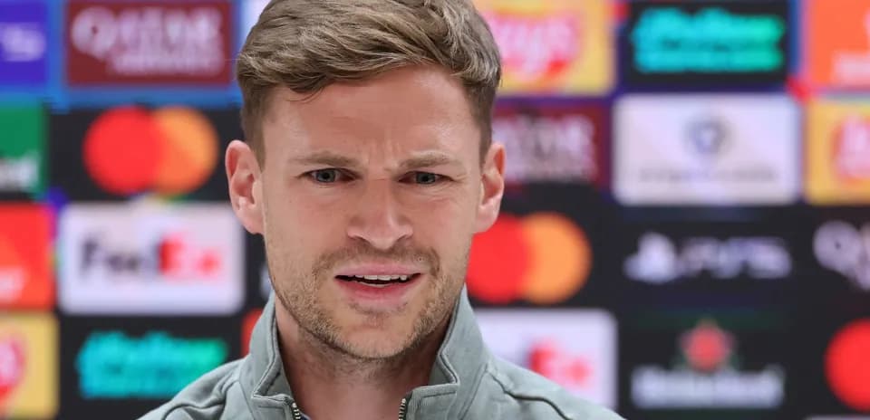 Conférence de presse avec un homme parlant au micro