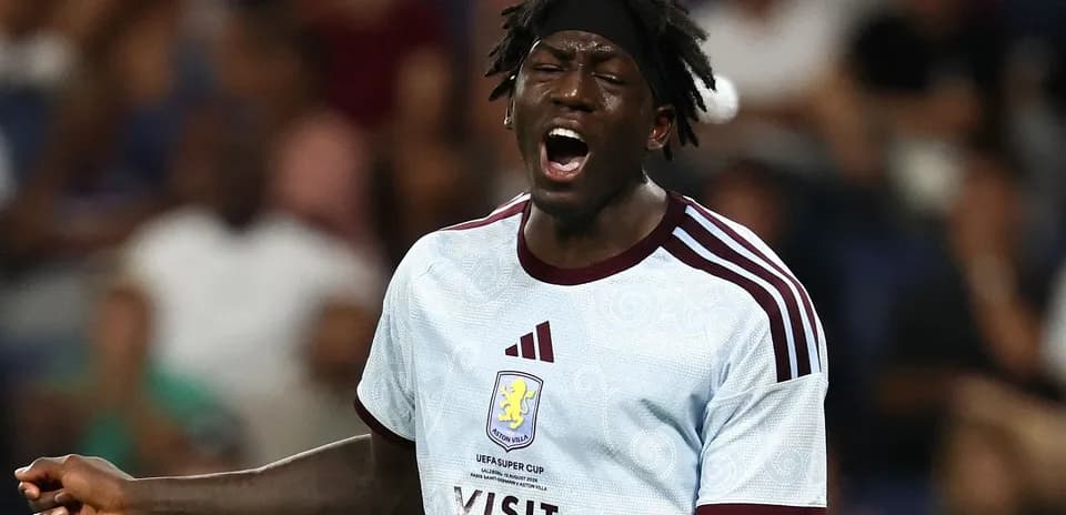 Joueur d'Aston Villa exprimant son émotion sur le terrain
