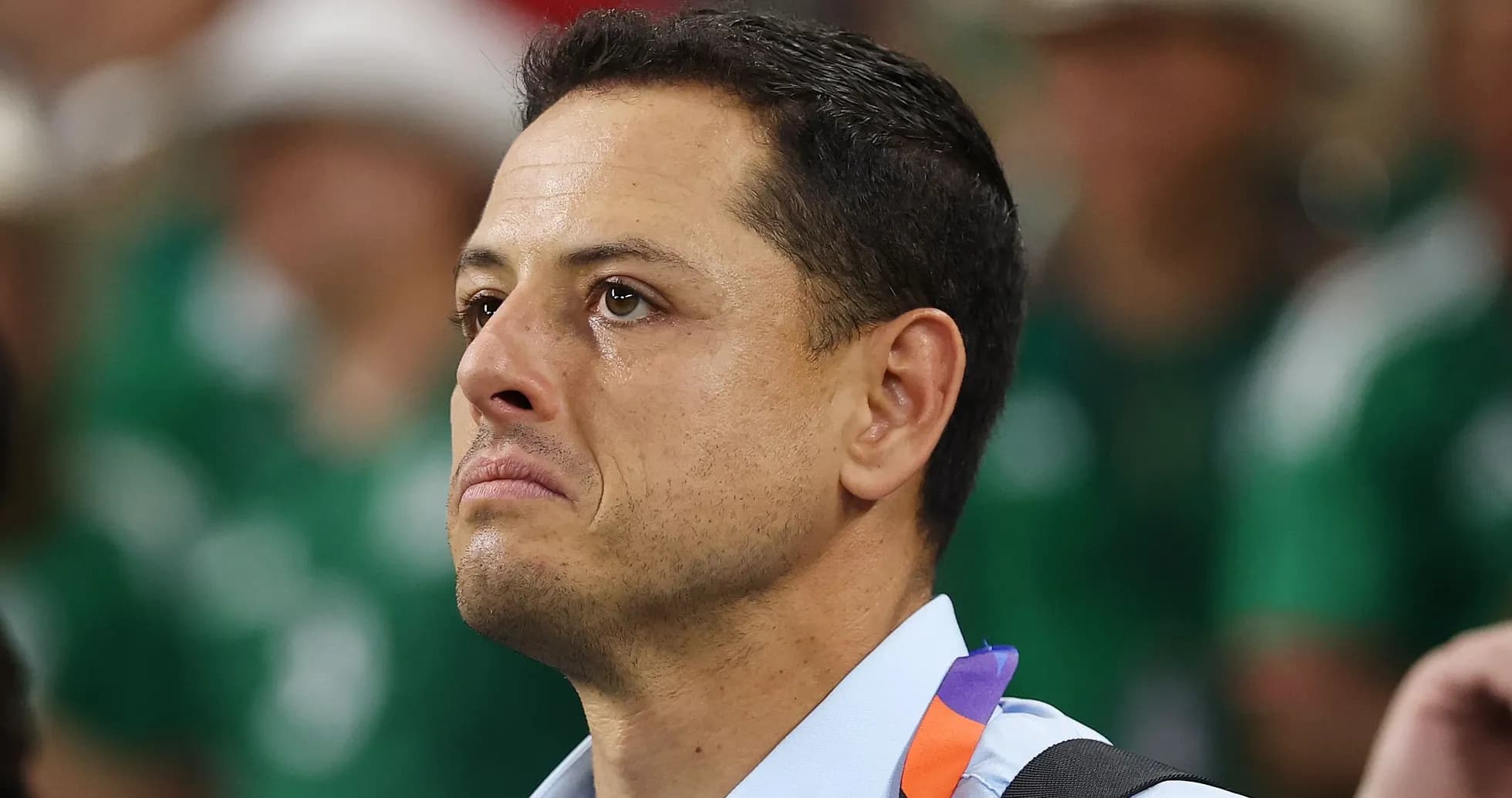 Homme avec une expression sérieuse dans un stade