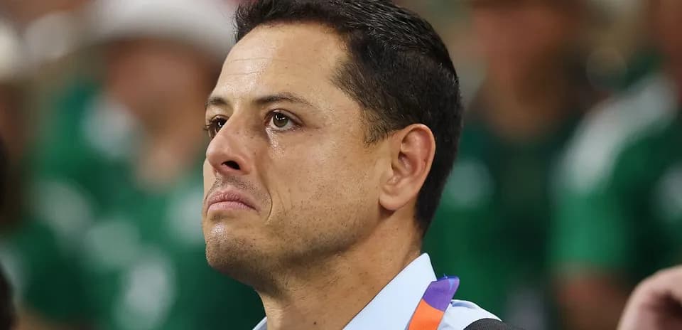 Homme avec une expression sérieuse dans un stade