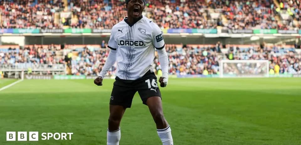 Joueur de Derby County célébrant un but au stade