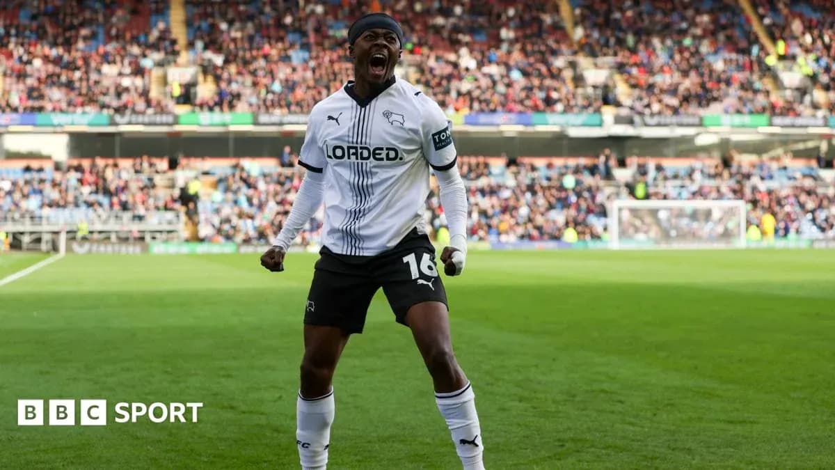 Joueur de Derby County célébrant un but au stade