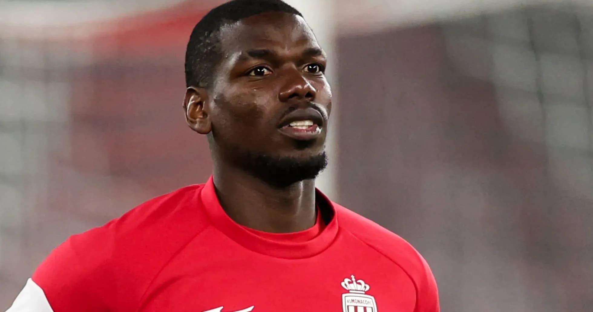 Joueur de football en maillot rouge à l'entraînement