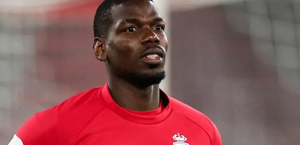 Joueur de football en maillot rouge à l'entraînement