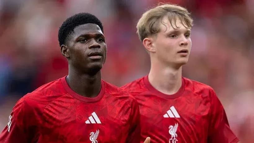 Deux joueurs de Liverpool en maillots rouges