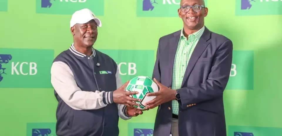 Deux hommes posant avec un ballon de football