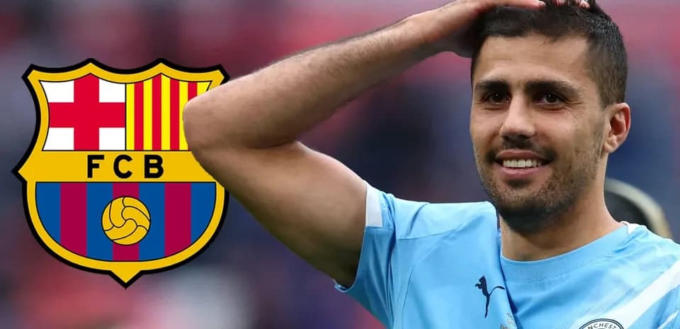 Joueur saluant avec les logos de Barça et Manchester City